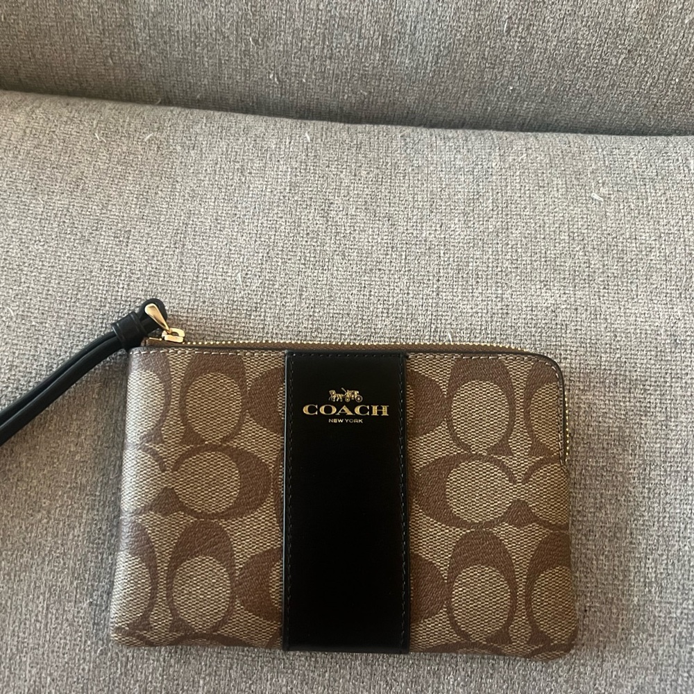 NWT Coach Corner Zip Wristlet In Signature Canvas in Color Khaki/Black